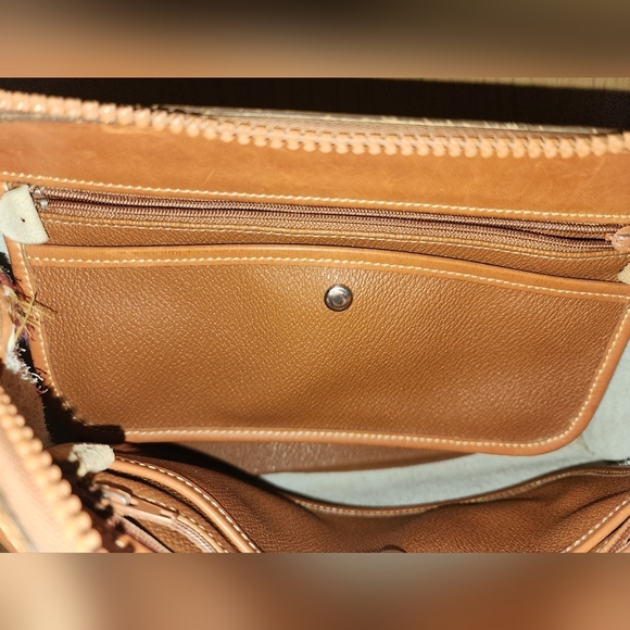 Guc vintage Dooney&Bourke crossbody see pics for flaws - Picture 8 of 12